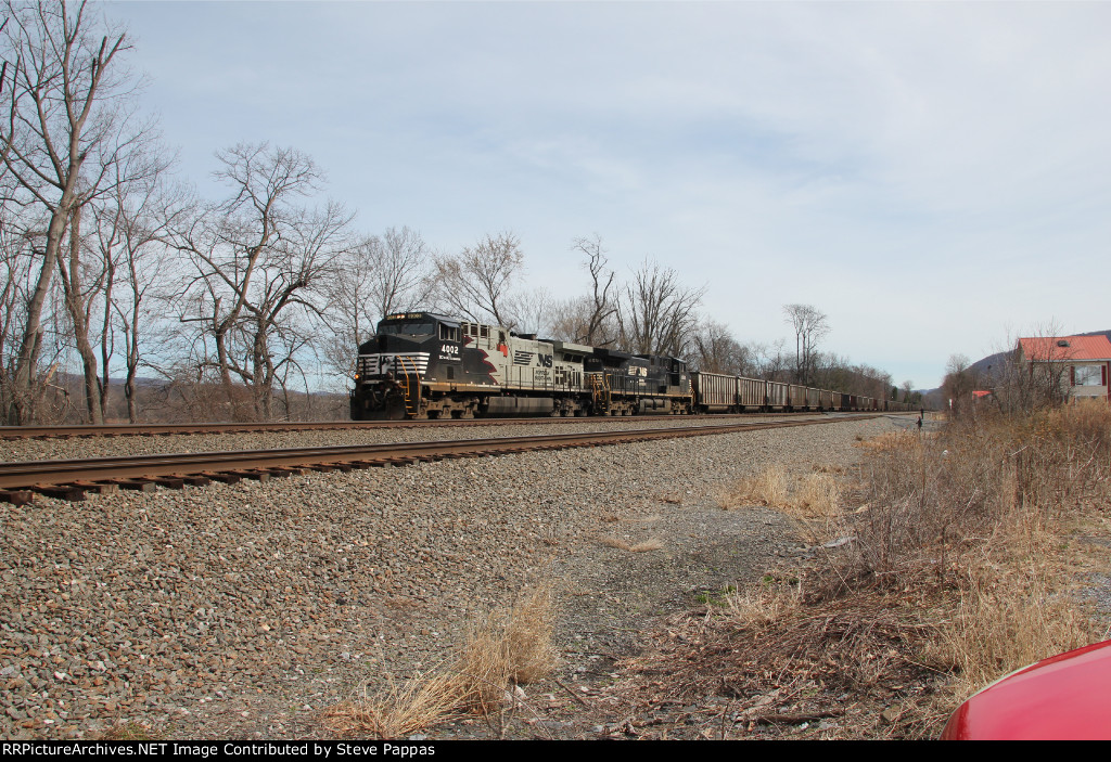 NS 4002 on the point of train 595 with empty coal hoppers